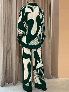 Vue arrière de l'ensemble deux pièces avec chemise et pantalon à motif géométrique vert
