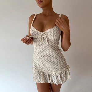 Mini robe blanche en maille crochetée avec col en V, bretelles et ourlet à volants ajouré