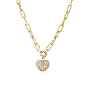 Collier trombone doré avec un pendentif en forme de cœur serti de zircons brillants
