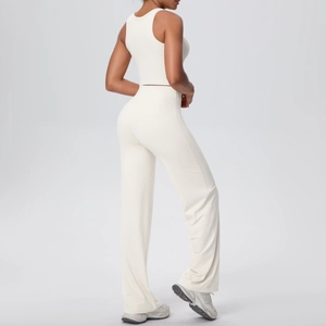 Dettaglio del set yoga crema che mostra il retro del crop top e i pantaloni svasati sport