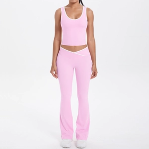 Détail de l'ensemble de yoga rose avec pantalon taille haute en V et débardeur sport