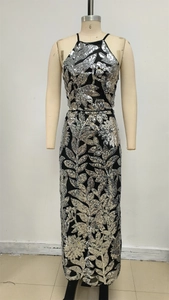 Détail de broderie florale argentée et de sequins sur robe de soirée licou noire