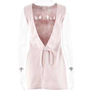 Vista detallada del mini vestido rosa claro con diseño de espalda abierta y un gran lazo