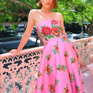 Detailansicht der rosa geblümten Satin-Stoffstruktur an einem trägerlosen Abendkleid
