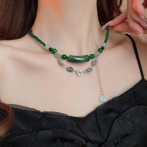 Collier double couche de style chinois moderne avec perles vertes et pièces en cuivre