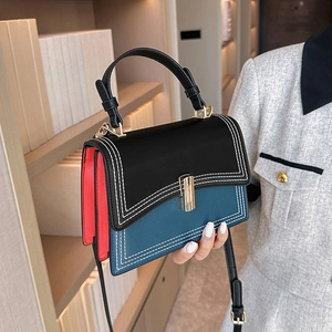 Sac à main chic en blocs de couleurs bleu, rouge et noir avec surpiqûres élégantes