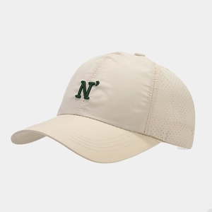 Cappellino da baseball beige ad asciugatura rapida con ricamo N e fori laserati