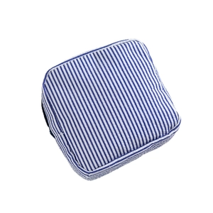 Trousse à maquillage en seersucker rayé bleu et blanc avec fermeture pour le voyage