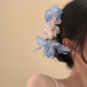Pince à cheveux grande fleur en tissu dégradé bleu et rose pour coiffure chic