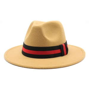 Κοντινό πλάνο καμήλα μάλλινου καπέλου fedora με διακοσμητική μαύρη και κόκκινη κορδέλα