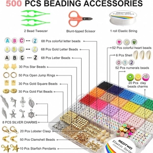 Detailliertes 500-teiliges Schmuckset mit bunten Buchstabenperlen, Charms und DIY-Tools