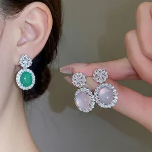 Boucles d'oreilles en argent avec pierre ovale vert émeraude et zircons cubiques brillants