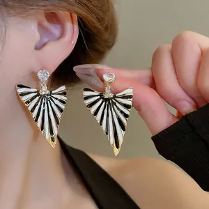 Boucles Oreilles émail Triangle Rétro Avec Tige En Argent Zircon Rayures Noir Blanc Forme éventail Bijoux Femmes