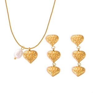 Parure de bijoux en titane doré avec pendentif cœur texturé et perle d'eau douce