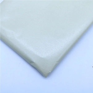 Dettaglio della carta velina metallizzata color crema per confezioni floreali e regali