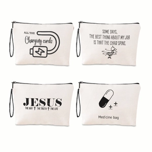 Set de cuatro neceseres de lona blanca con diversos estampados de letras negras y asas