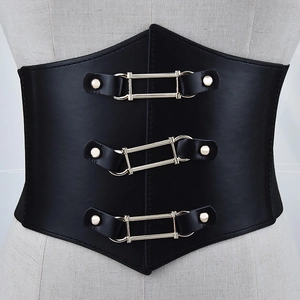 Cintura corsetto elastica nera con tre fibbie dorate e borchie decorative