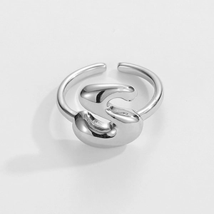 Detailansicht silberner verstellbarer offener Ring mit glattem Hip-Hop-Knoten-Design