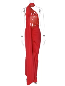 Detailansicht eines roten Neckholder-Kleides mit taillierten Falten und langem Saum