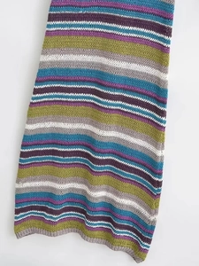 Detail eines mehrfarbig gestreiften Strickkleids mit hochwertiger Rippenstruktur