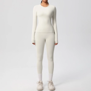 Dettaglio del completo yoga avorio che mostra il tessuto tecnico e il design slim fit