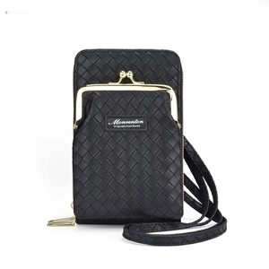 Sac bandoulière noir pour téléphone à texture tressée avec fermoir en métal doré