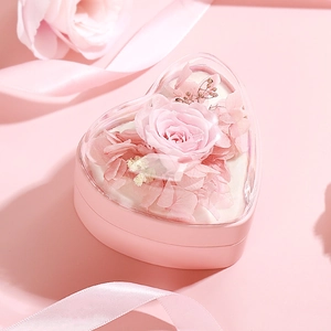 Boîte à bijoux élégante en forme de cœur rose avec rose éternelle pour demande en mariage