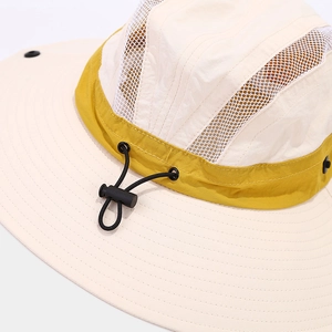 Dettaglio cappello da trekking con rete traspirante, bordo giallo e coulisse regolabile