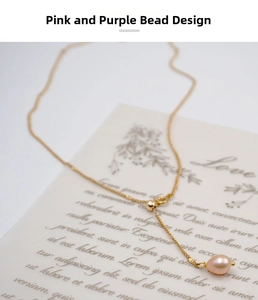 Détail d'une chaîne ajustable en titane doré 18 carats avec perle de riz rose-violet