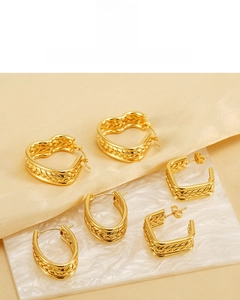 Dettaglio di orecchini placcati oro 18K con trama a treccia e forme a cuore e quadrate