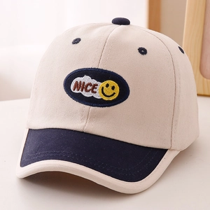 Dettaglio ravvicinato del cappellino per bambini con ricamo NICE e patch con sorriso