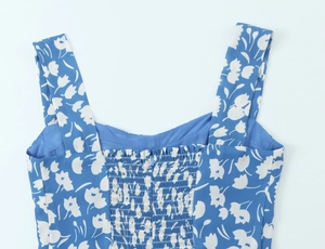 Détail de robe fleurie bleu clair avec dos smocké élastique et bretelles larges