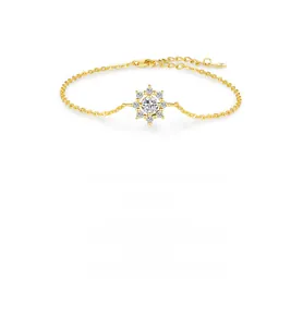 Detailansicht eines S925 Silberarmbands in Gold mit funkelndem Schneeflocken-Anhänger