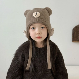 Detailansicht der braunen Strickmütze mit Bärenohren und Ohrenklappen für Kleinkinder