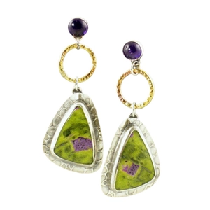Boucles d'oreilles ethniques vintage avec améthyste et émail géométrique sur fond blanc