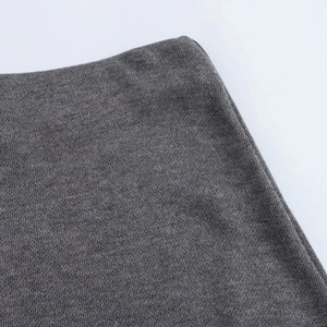 Primer plano de suave tejido de punto gris oscuro con textura y costuras detalladas