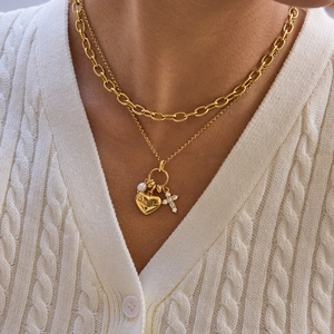 Ensemble de colliers superposés plaqués or 18 carats avec breloques cœur, perle et croix