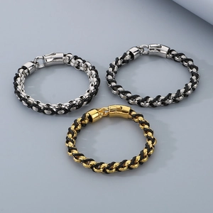 Detail von geflochtenem schwarzem Lederarmband mit Edelstahlkette in Gold und Silber