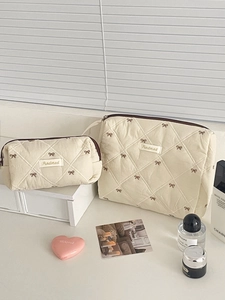 Set di borse per cosmetici trapuntate con ricami a fiocco e pochette da toilette