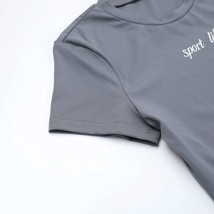 Vue macro détaillée des coutures du t-shirt de sport gris et de l'imprimé sport li