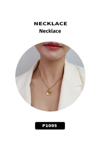 Détail du collier doré avec pendentif ovale texturé style froissé pour femme