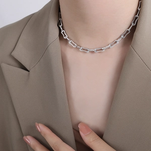 Silberne geometrische Gliederkette im Hip-Hop-Stil getragen zu einem schicken Blazer
