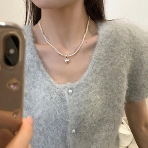 Elegante collana a doppio strato con fili di perle e un ciondolo a cuore in argento