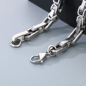 Gros plan d'un bracelet maille royale 6mm en acier inoxydable avec fermoir mousqueton