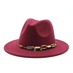 Détail du chapeau fedora bordeaux avec bandeau bohème en perles et accents métalliques