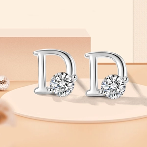Boucles d'Oreilles Clous Lettre D en Argent Sterling 925 avec Strass pour Femmes Bijoux Électroplaqués avec Pierre Ronde Incrustée Cadeau