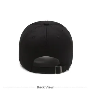 Détail de l'arrière de la casquette noire avec sangle réglable et boucle en métal