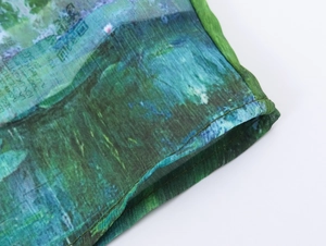 Nahaufnahme von leichtem Chiffonstoff mit Ölgemälde-Print und detaillierter Naht