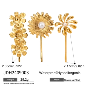 Détail des barrettes à fleurs en or 18 carats avec perles blanches et acier inoxydable