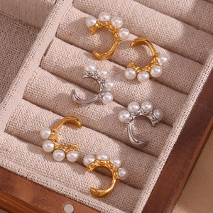 Vue détaillée de boucles d'oreilles ear cuffs perles dorées et argentées en coffret